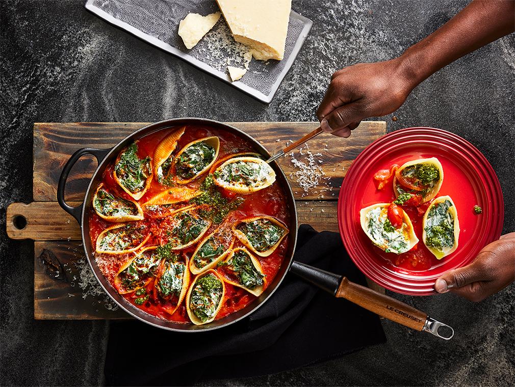 Fyllda pastaskal med kryddig tomatsås