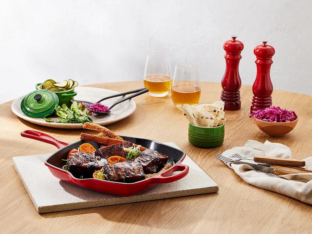 Wraps med citrusmarinerad sidfläsk och rödkålssallad