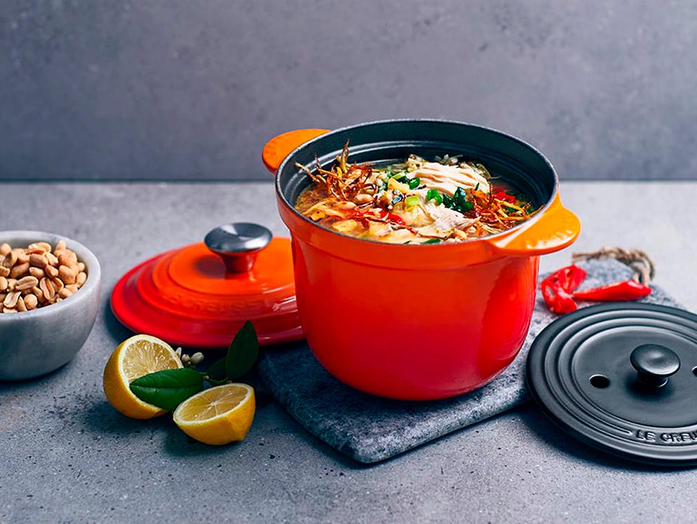 Het kycklingsoppa med råris och purjolök