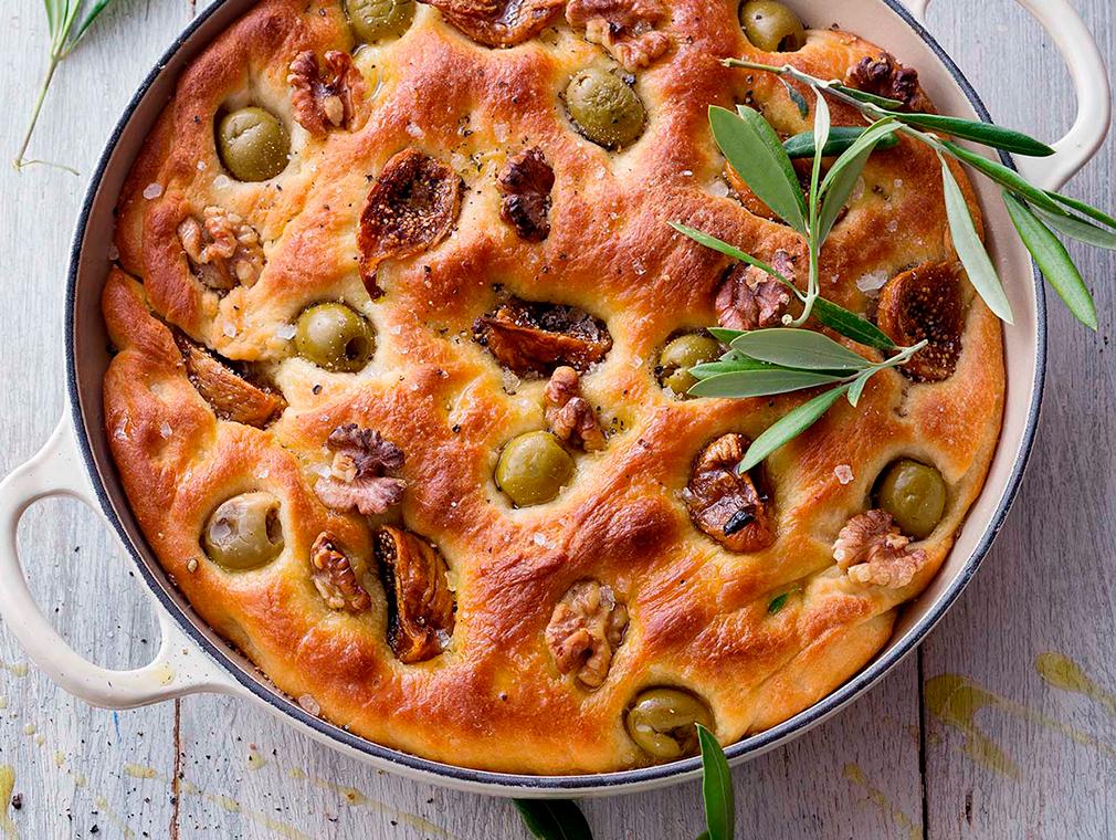 Focaccia med oliver, valnötter och torkade fikon