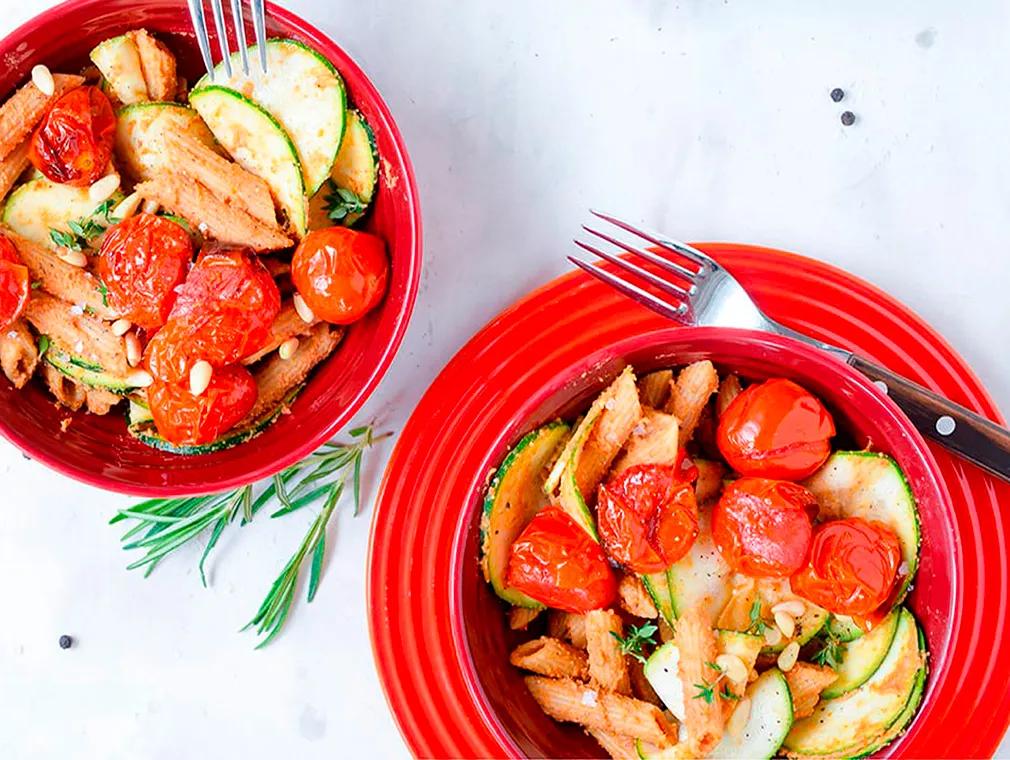 Pasta med hummus och ugnsbakade tomater
